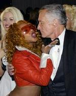Ejeren af Playboy, Hugh Hefner, (th.) har holdt auktion over ting og sager fra bladets arkiv. - Foto: AP 