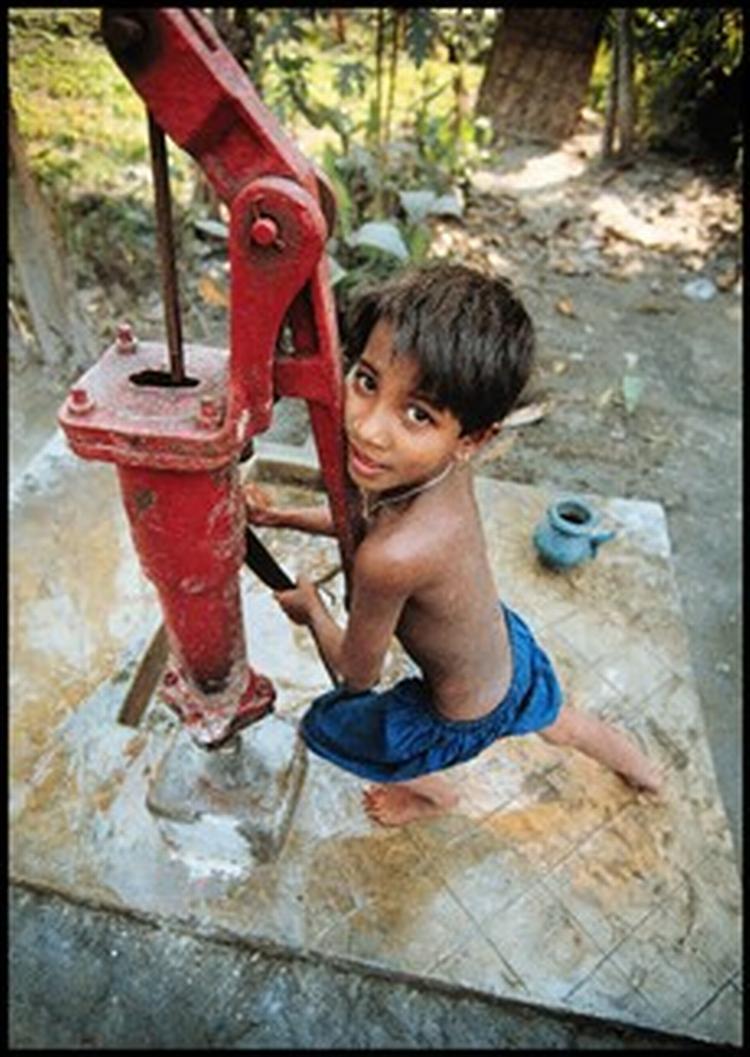 Et vandpumpeprojekt under Danida skal forbedre leveforholdene i nogle landsbyer i det nordlige Bangladesh. Nu vil Kristendemokraterne give dansk ulandsbistand et grundigt eftersyn.   Arkivfoto: Joachim Rode 