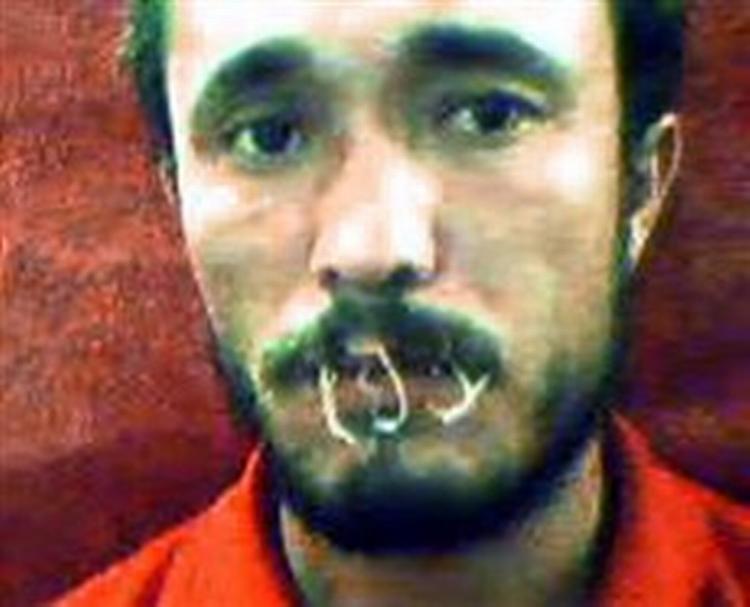 Fire af asylansøgerne har syet deres læber sammen. - Foto: AP 