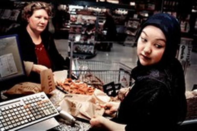 I modsætning til Dansk Supermarked har COOP Danmark ikke længere noget imod tørklæder ved kassen. Her er det Mahiye Udmir, der ekspederer hos bageren i Kvickly Xtra, City 2 Høje Taastrup   Foto: Jakob Carlsen 