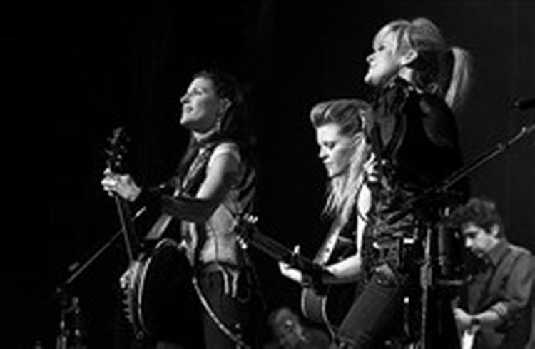 Konservative kræfter i USA lagde countrysuccesen Dixie Chicks for had, efter at forsanger Nathalie Maines sagde, at hun var flov over sin præsident. - Foto: Martin Philbey 