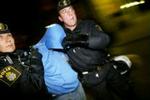 Politiet slæber af med den 35-årige efter anholdelsen i Stockholm den 16. september. - Foto: Pressens Bild 