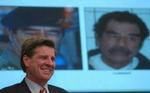 En smilende Bremer under pressemødet efter Saddam Husseins tilfangetagelse i sidste weekend. - Foto: AP 