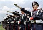 El Salvadors hær kom ud af krigen med en øget anseelse i befolkningen. Her hilser kadetter på 175-årsdagen for grundlæggelsen af El Salvadors hær i 1999. - Arkivfoto: AP 