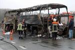 Bussen udbrændte ved ulykken. - Foto: AP 