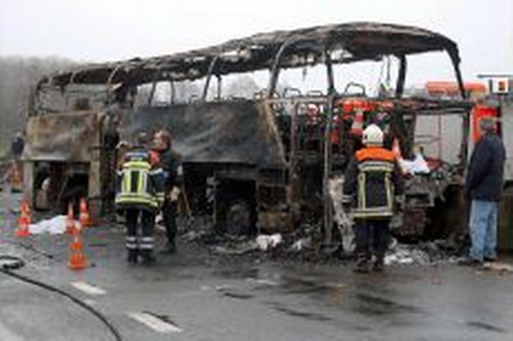 Bussen udbrændte ved ulykken. - Foto: AP 