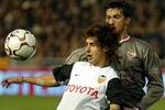 Valencias argentinske spiller Pablo Aimar holder Sevilla-spilleren væk fra bolden. - Foto: AP 