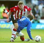 Southampton's James Beattie (tv) bliver tacklet af Portsmouth's Tim Sherwood. - Foto: AP 