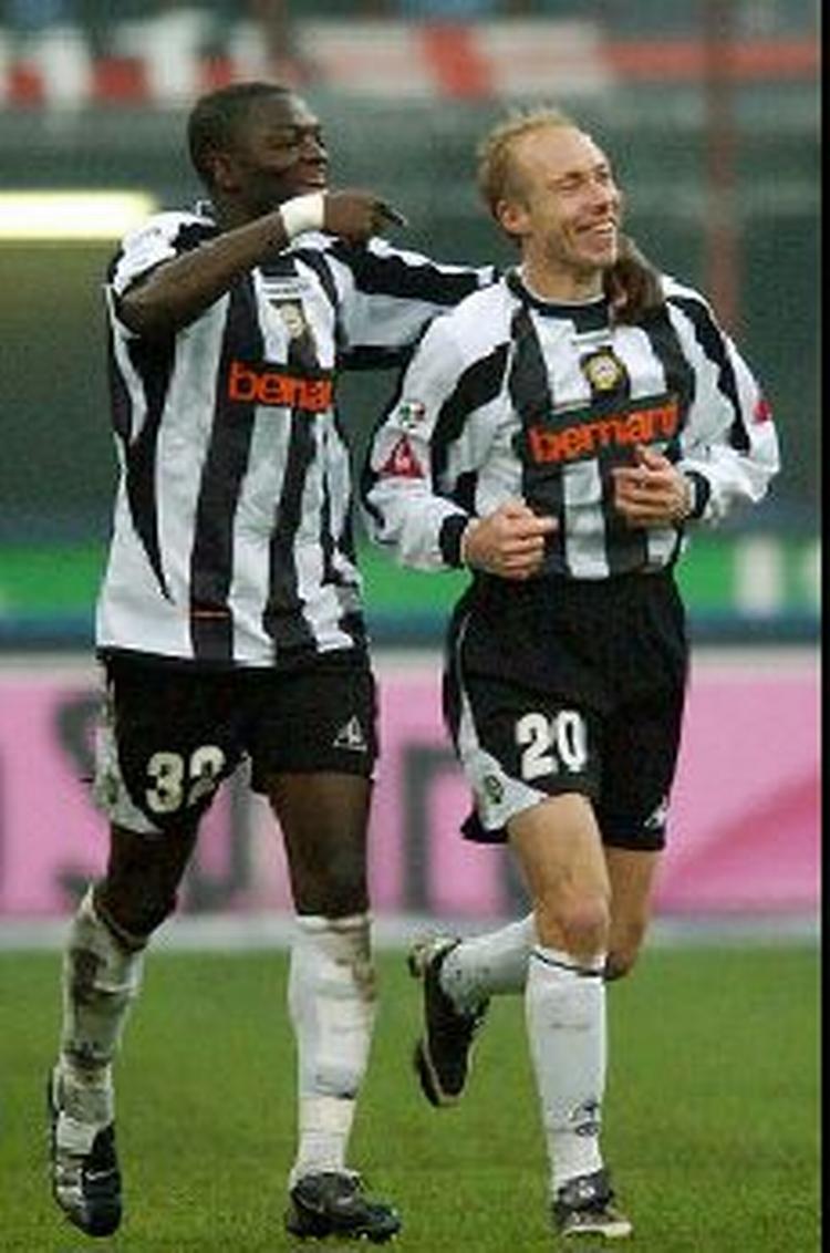 Nestor Sensini (th) bragte Udinese foran 2-0. - Foto: AP 