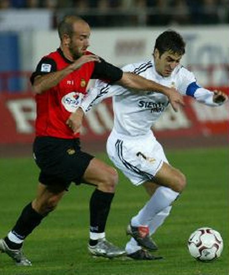 Raul (th) udlignede på et hovedstød i første halvlegs overtid. - Foto: AP 