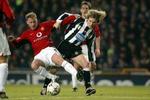 Nedved i kamp med Manchester Uniteds Butt. - Foto: AP 