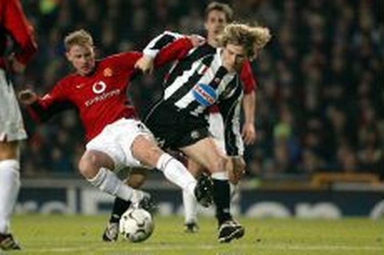 Nedved i kamp med Manchester Uniteds Butt. - Foto: AP 