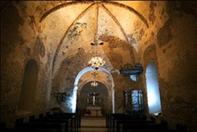 Nationalmuseet frygter, at kalkmalerier i Vrigsted Kirke mellem Vejle og Juelsminde kan tage skade af ammoniakdampe fra svineproduktionen.   Foto: Lars Skaaning 