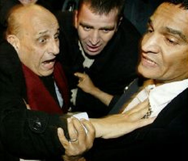 Den egyptiske minister, Ahmed Maher, gik nærmest i panik under overfaldet. - Foto: AP 