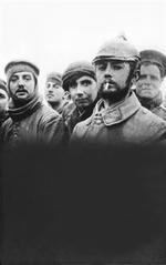 En tysk soldat, ham med en smøg i munden, omgivet af britiske kolleger juledag 1914. Billedet blev taget af menig Turner fra Storbritannien, der havde sit boxkamera med i skyttegraven.   Foto fra bogen 