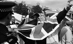 Højreekstremister demonstrerer mod muslimer. Lederen af BNP forsøger at sælge sit parti som et respektabelt og stuerent. - Foto: Toby Madden 