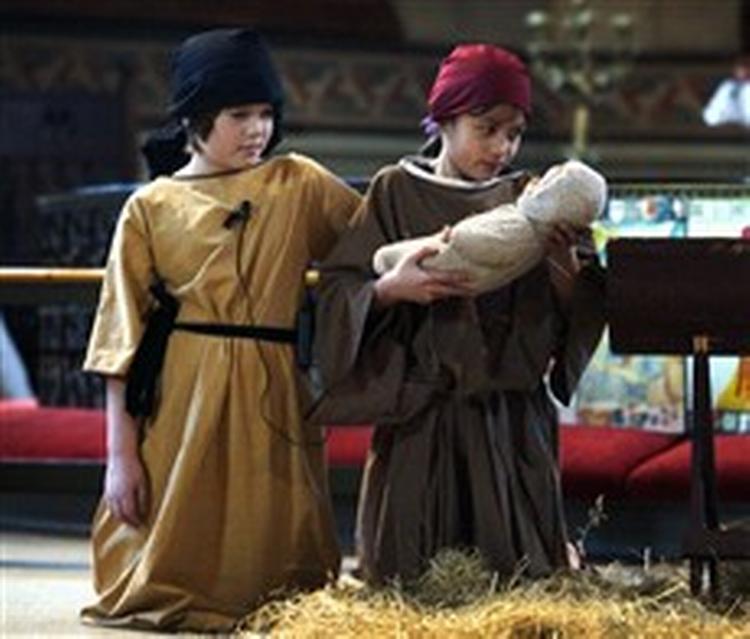 Thomas Søren Uth som Josef og Victoria Sara Hedegaard som Maria i katolske Sankt Ansgars Skoles krybbespil. Skolen har mange muslimske elever. - Foto: Jens Dresling 