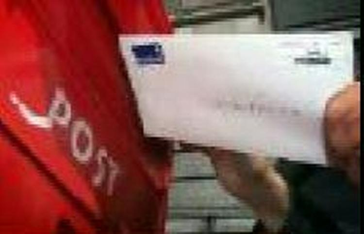 Der har været travlhed på de danske postkontorer. Danskerne har sendt mellem to og tre millioner flere breve i december end de plejer.- Foto: Jens Dresling 