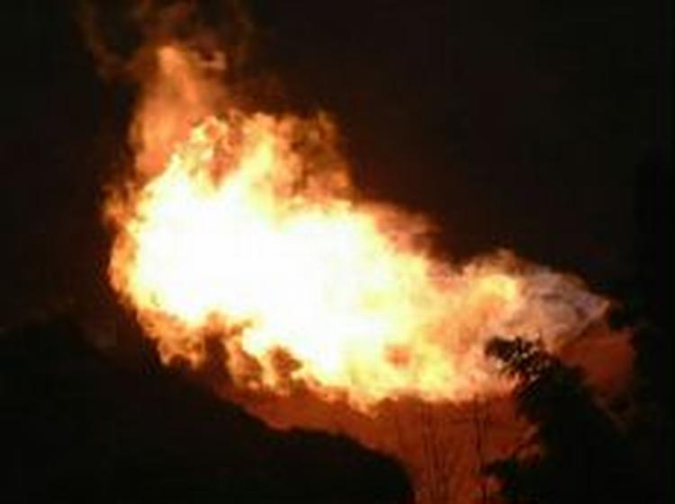 Flammerne fra naturgasfeltet i den sydvestlige provins. - Foto: AP 