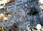 Området foran det britiske konsulat i Istanbul, som den 20. november blev ramt af et selvmordsangreb. 25 personer mistede livet her. - Foto: AP 