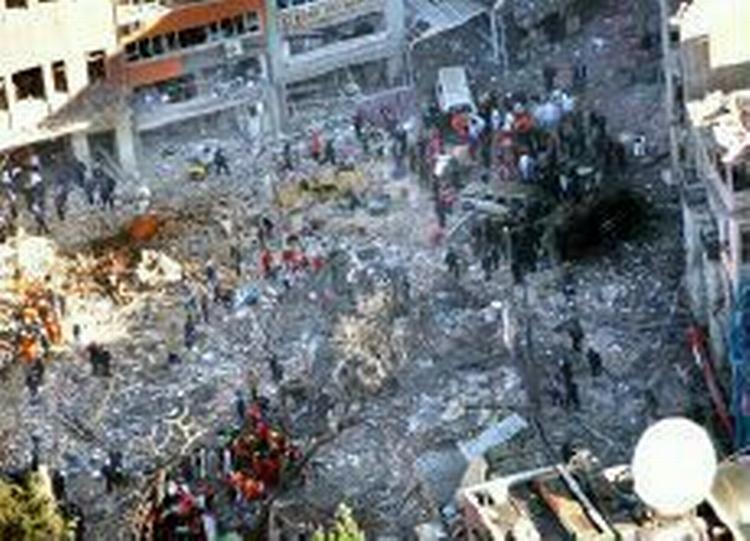 Området foran det britiske konsulat i Istanbul, som den 20. november blev ramt af et selvmordsangreb. 25 personer mistede livet her. - Foto: AP 