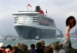 Hattene tages af for QM2, da skibet lagde til i Southampton. - Foto: AP 