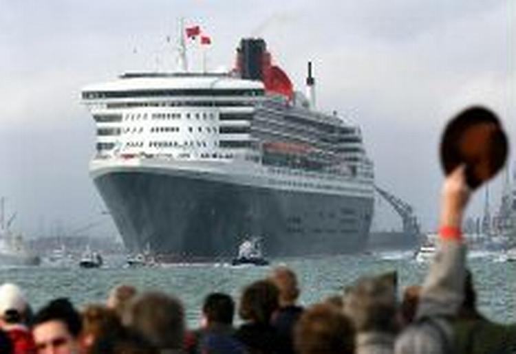 Hattene tages af for QM2, da skibet lagde til i Southampton. - Foto: AP 