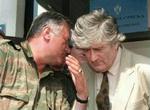 Ekshærchefen Mladic (tv) i samtale med den tidligere bosnisk-serbiske leder Radovan Karadzic, som ligeledes fortsat er på fri fod. - Foto: AP 