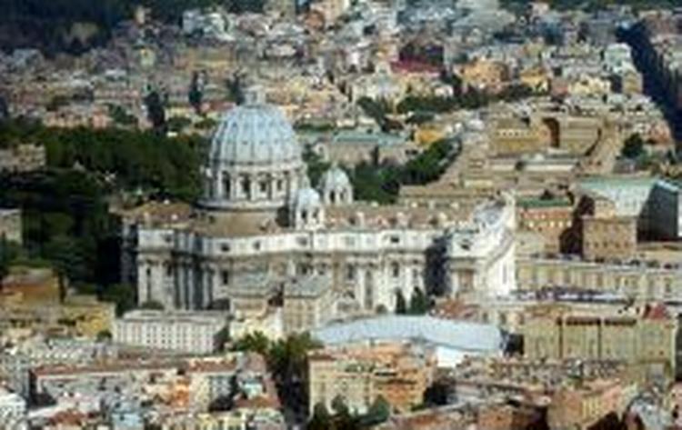 'En kidnappet fly over Vatikanet. Et angreb fra himlen', skal Berlusconi have sagt til avisen Libero. Men premierministeren afviser i dag helt historien. - Foto: AP 