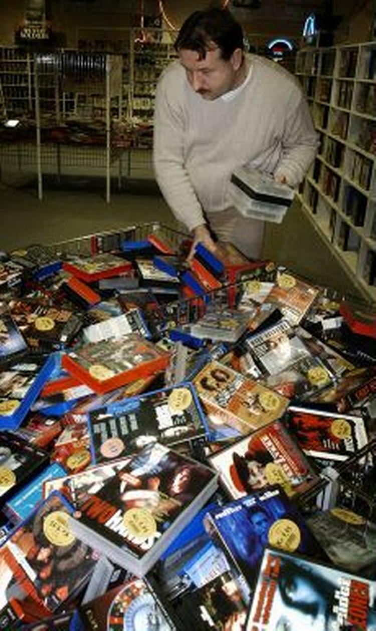 Claus Juul, indehaver af to Planet Video-butikker samt Axel Music på Fisketorvet, har ikke let ved at forklare kunderne, at priserne falder så meget lige efter jul. - Foto; Jens Dresling 