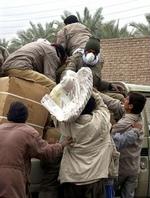 Iranske soldater udleverer tæpper til nogle af de mange hjemløse i Bam. - Foto: AP 