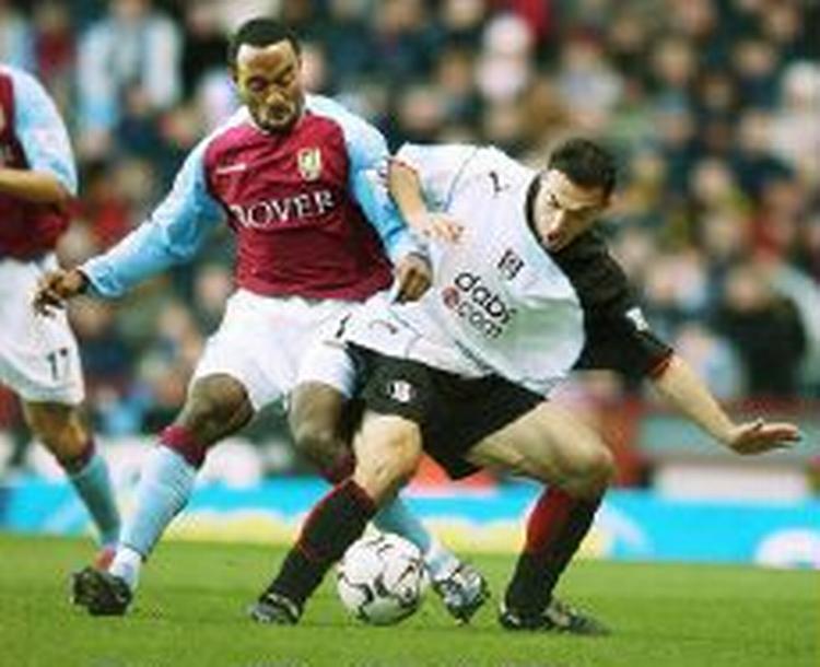 Aston Villas Vassell (rødblå) havde ikke scoret på hjemmebane siden nytårsdag i ligaen. Søndag gik han grassat og scorede to gange. - Foto: AP 