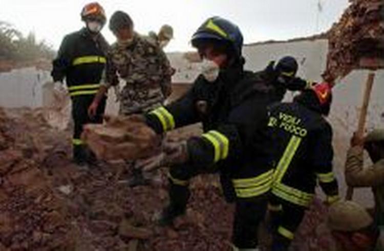 Italienske redningfolk fjerner murbrokker under dagens jagt efter overlevende i ruinerne. - Foto: AP 