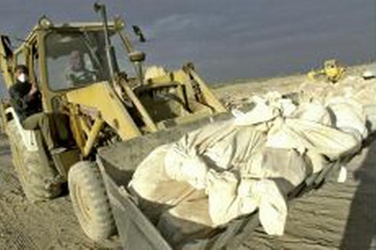 Det er usikkert, hvor mange personer er omkommet under fredagens jordskælv i den iranske by Bam. Et officielt bud lyder på 20.500 omkomne. - Foto: AP 