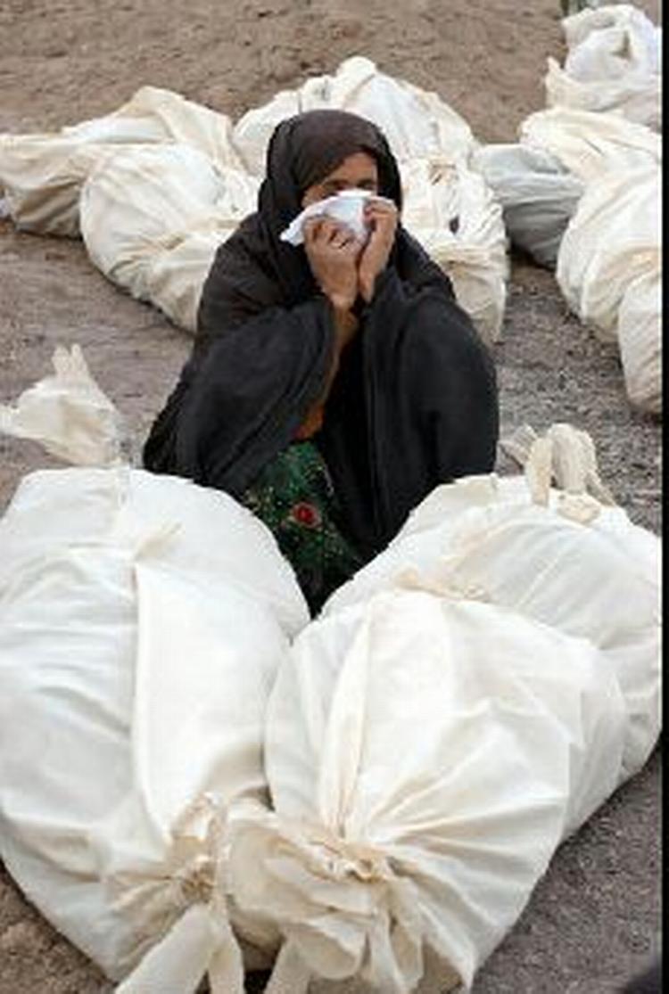 En iransk kvinde sørger ved siden af ligene af hendes kære. - Foto: AP 