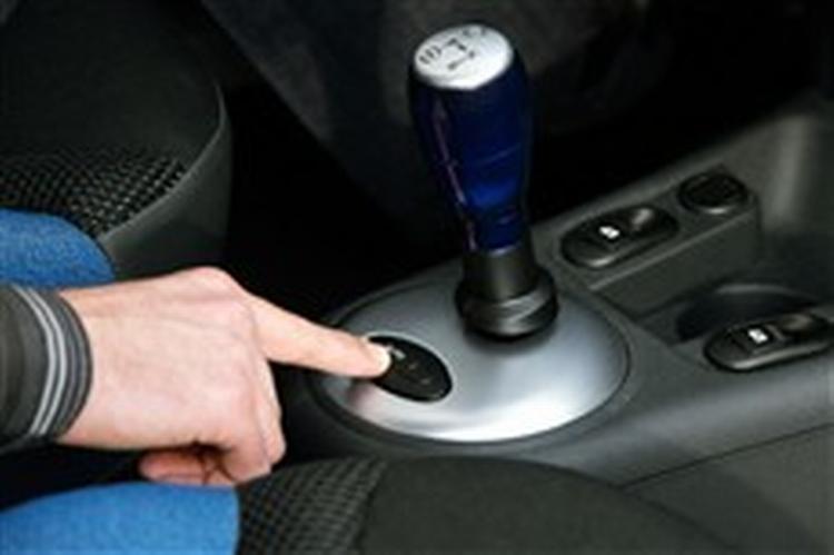Her på knappen skiftes til Automatisk, og i denne stilling skulle Sensodrive-gearet være mere økonomisk end i Manuel. Men sådan er det ikke altid. Foto: Citroën 
