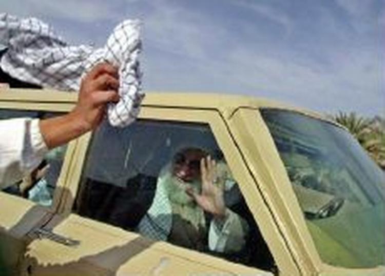 »Vi deler jeres sorg, de omkomne er vores børn«, siger ayatollah Ali Khamenei, der her ankommer til Bam. - Foto: AP 