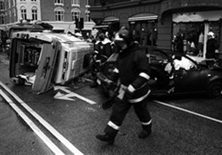 Alt for mange danskere glemmer alt om takt og tone, når der sker et trafikuheld. - Foto: Jens Dresling 