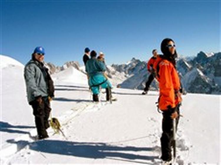 Holdet af israelske og palæstinensiske fredsaktivister har ligget i træningslejr i Chamonix i Frankrig. Snart går det løs under barskere vilkår på Antarktis.   Foto: Polfoto 