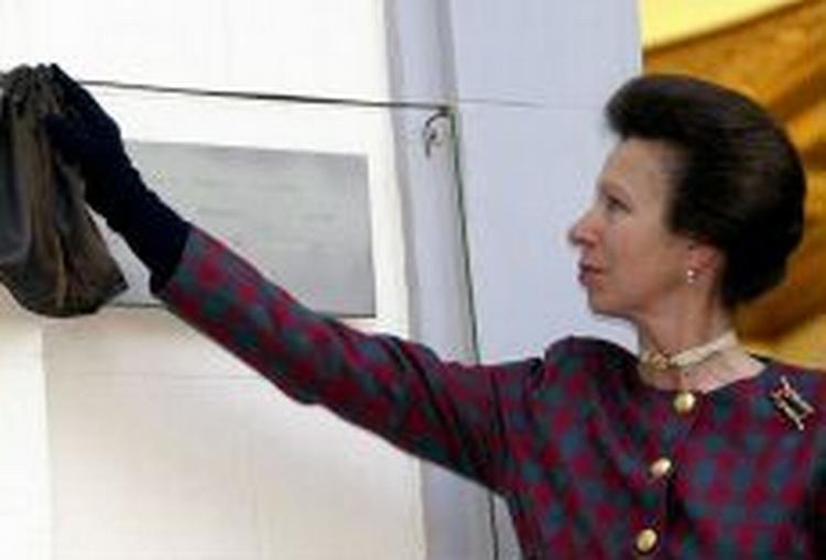 'Det kan godt være, at hun bider drenge, men hun bider i hvert fald ikke hunde', siger prinsesse Anne til den mistænktes hunds forsvar. - Foto: AP 