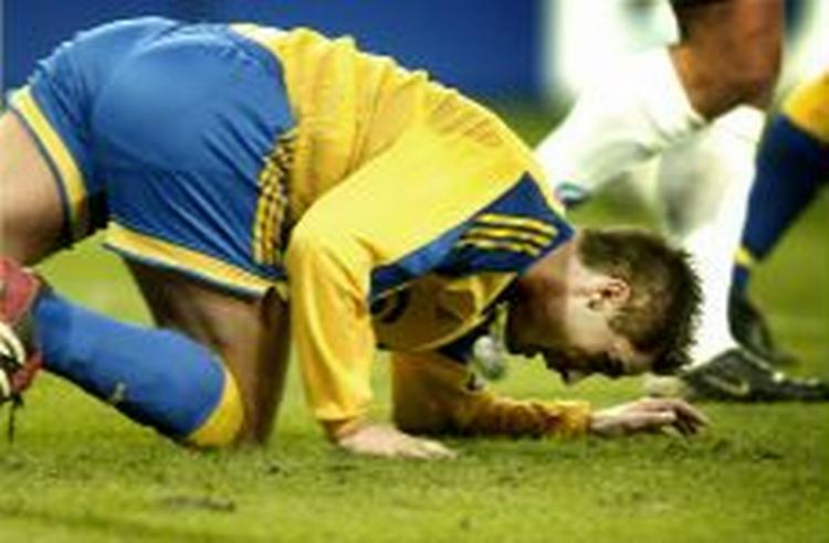 Martin Retov, her i knæ, venter på at skrive ny kontrakt med Brøndby. - Foto: Martin Zakora 