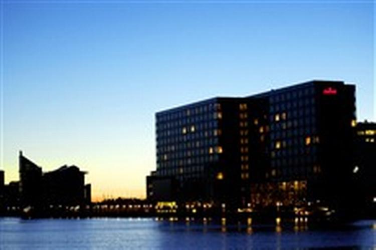 To unge østeuropæere blev sendt ud af Danmark for at have arbejdet illegalt i receptionen på det femstjernede Marriott Hotel i København.   Foto: Thomas Borberg 