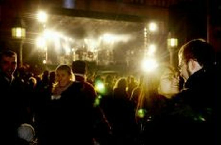 Folk festede på Rådhuspladsen Nytårsaften, hvor Sandmen gav koncert. Fremover bliver der måske færre lysglimt over pladsen. - Foto: Pelle Rink 
