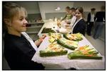 Frivillige gør en stor indsats for at få aftenskolerne til at løbe rundt. Her laves der italiensk mad på Øster Farimagsgade Skole. - Arkivfoto: Morten Langkilde 
