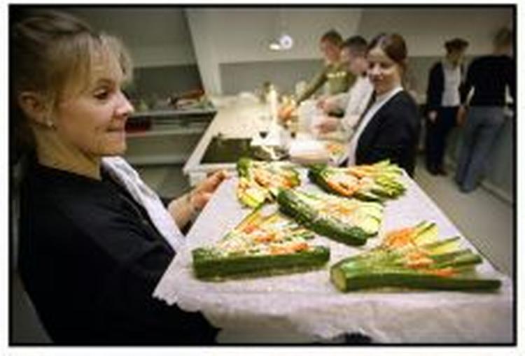 Frivillige gør en stor indsats for at få aftenskolerne til at løbe rundt. Her laves der italiensk mad på Øster Farimagsgade Skole. - Arkivfoto: Morten Langkilde 