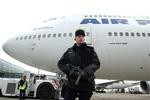 En gendarm på vagt ved et Air France-fly med destination Los Angeles i Paris  Charles de Gaulle-lufthavn fredag. Air France aflyste flere afgange på ruten lige før jul på grund af advarsler om terrorrisiko. - Foto: AP 