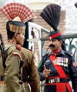 En pakistansk soldat (th.) veksler et ord med en indisk grænsesoldat i forbindelse med et møde, der skal bane vejen for mere handel i regionen. - Foto: AP 
