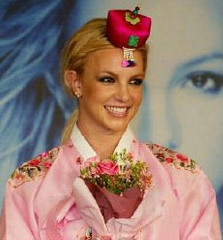 Britney Spears var iført cowboybukser og baseballkasket under vielsen. - Arkivfoto: AP 