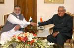 Indiens premierminister Atal Behari Vajpayee (th.) og Pakistans premierminister Zafarullah Khan Jamali (tv.) har haft et møde på en halv time. - Foto: AP 