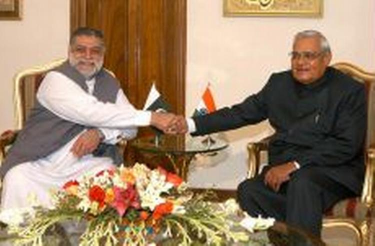 Indiens premierminister Atal Behari Vajpayee (th.) og Pakistans premierminister Zafarullah Khan Jamali (tv.) har haft et møde på en halv time. - Foto: AP 